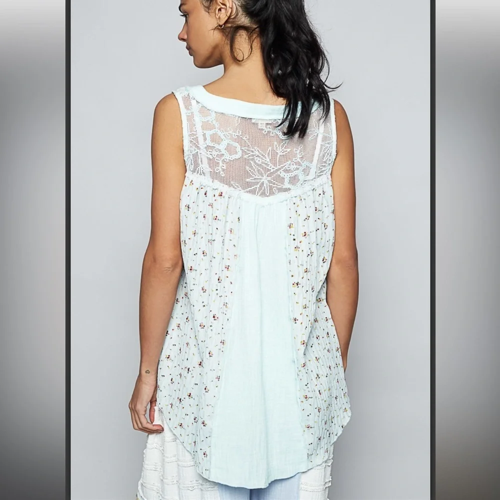 1️⃣ left . POL Multicolored Sleeveless Floral Pleated Blouse - Picture 2 of 4